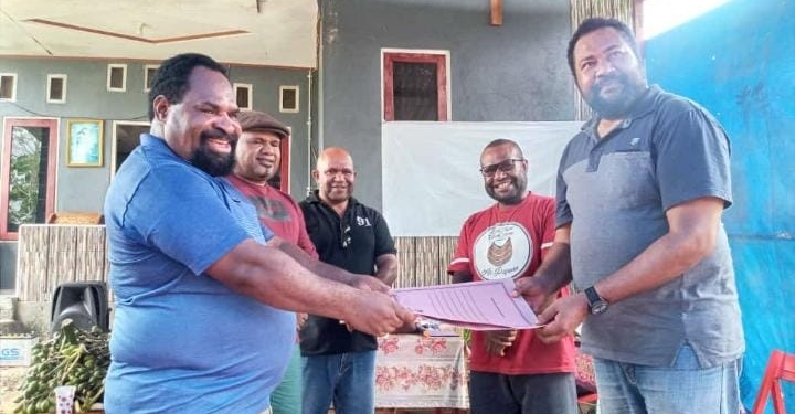 Elpius Hugi Serahkan SK Panitia Mubes ke II Alumni St. Thomas Wamena