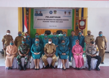 Melantik Pengurus TP PKK Waropen, Bupati Yermias Pesan Berikan Kontribusi Bagi Kaum Ibu di Waropen