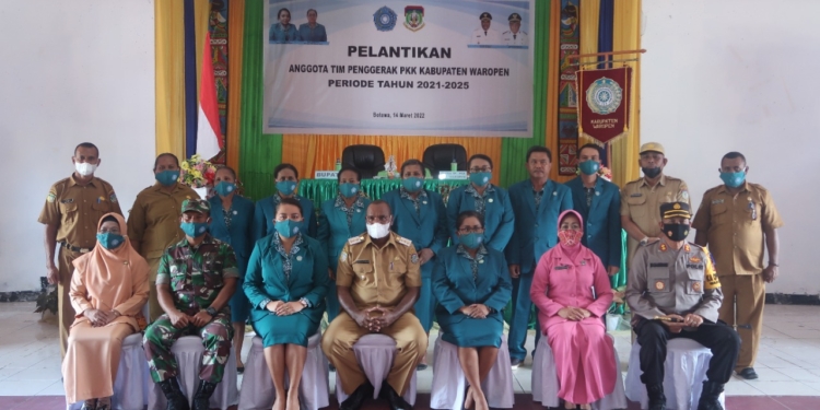 Melantik Pengurus TP PKK Waropen, Bupati Yermias Pesan Berikan Kontribusi Bagi Kaum Ibu di Waropen