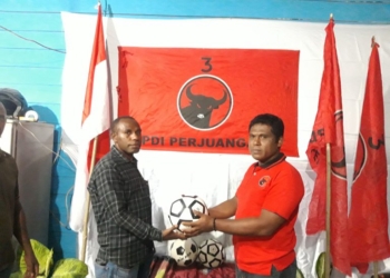Dukung Kegiatan Pemuda, Ketua PAC PDI-Perjuangan Arso Barat Sumbang Kelengkapan Olahraga