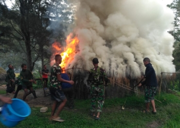 HONAI WARGA TERBAKAR, PRAJURIT SATGAS 412 KOSTRAD SIGAP PADAMKAN API
