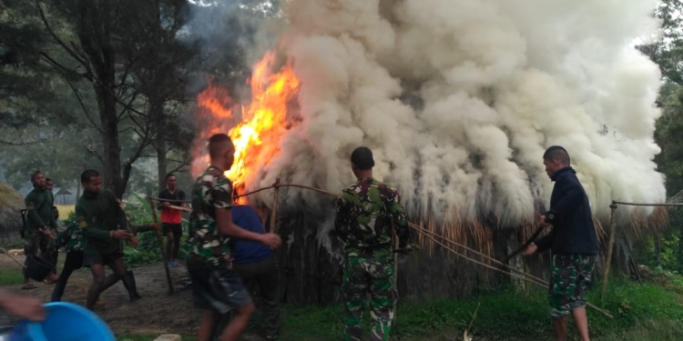 HONAI WARGA TERBAKAR, PRAJURIT SATGAS 412 KOSTRAD SIGAP PADAMKAN API