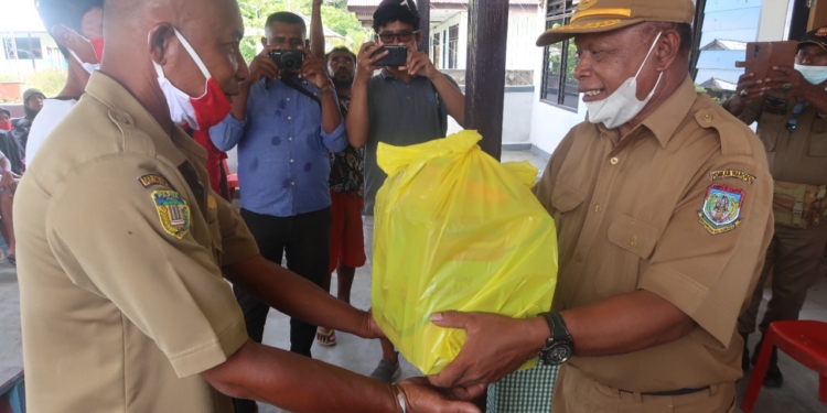 Badan Penanggulangan Bencana Waropen, Bagikan Paket Sembako Untuk Warga Korban Banjir di SP IV dan SP VII