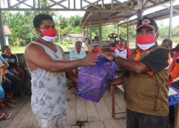 Turun Langsung, Tim BPBD Waropen Temui Warga Terdampak Banjir di Masirei