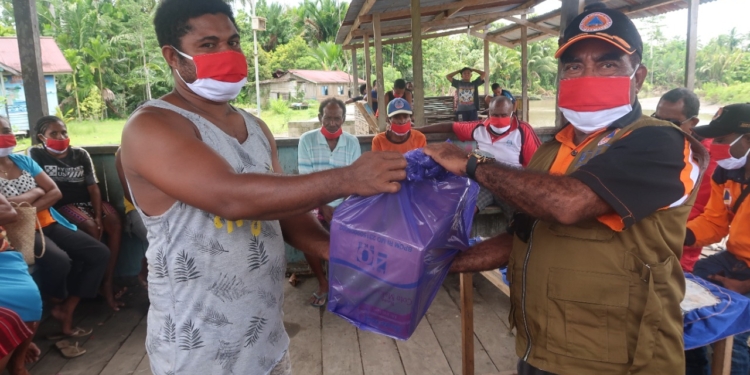 Turun Langsung, Tim BPBD Waropen Temui Warga Terdampak Banjir di Masirei
