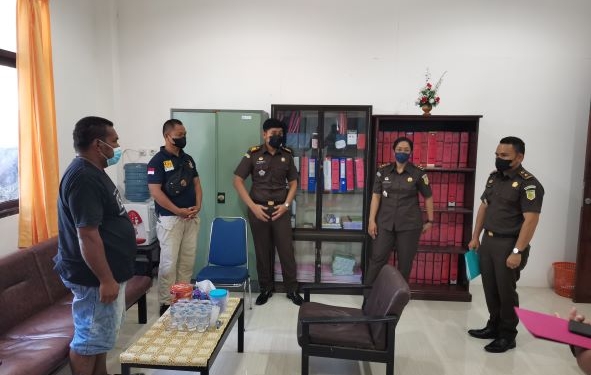 Tersangka Korupsi Dana Kampung di Serahkan ke Jaksa