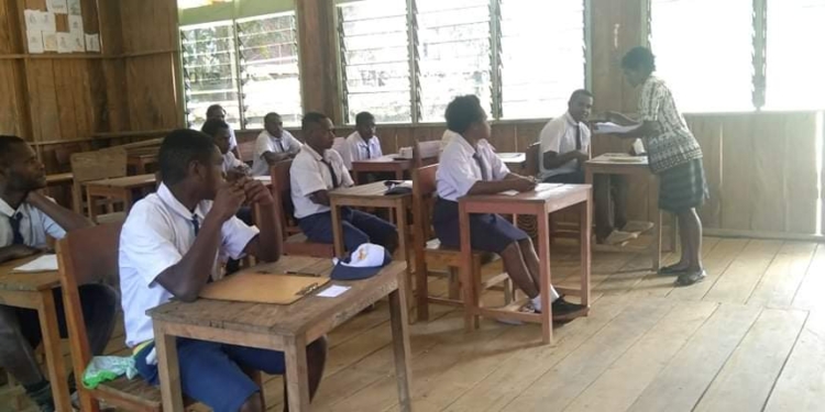 Terkendala Jaringan Internet, SMP Negeri 1 Timepa Tetap Antusias Laksanakan Ujian Manual