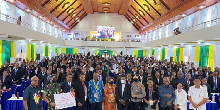 Hadiri Pelaksanaan Sidang Sinode di Waropen, Kemensos RI Serahkan Sejumlah Bantuan
