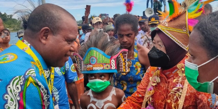 MENSOS RI TIBA DI WAROPEN DISAMBUT BUPATI DAN WARGA