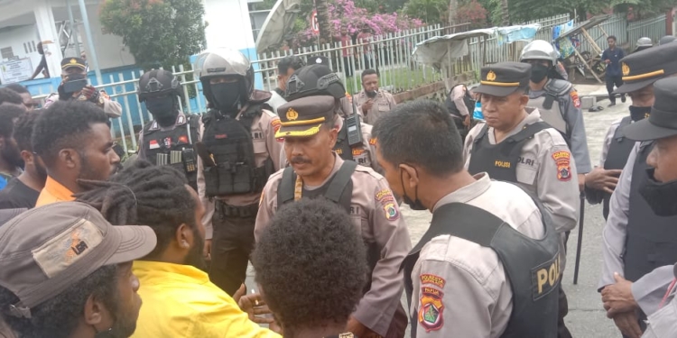 Tak Diberikan Izin, Puluhan Mahasiswa Tolak DOB dan Otsus Bubarkan Diri
