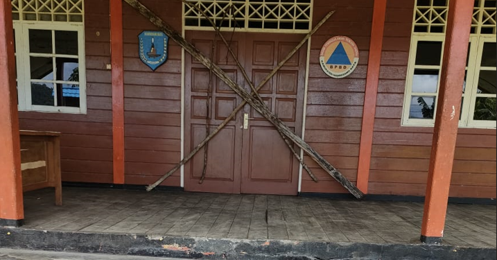 Honor Tak Kunjung Diterima  Honorer Palang Tiga Unit Kantor