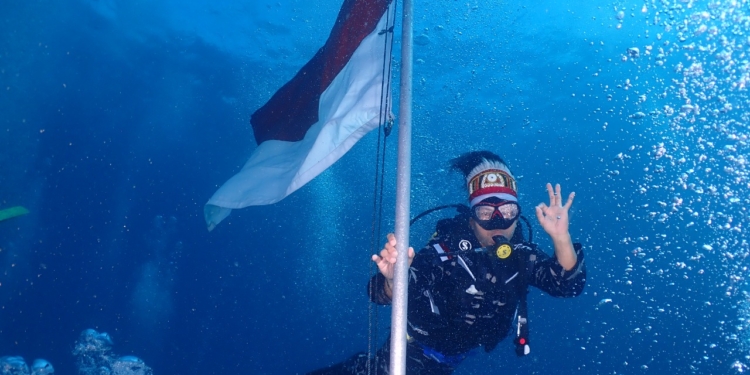 Inilah Aksi Lantamal X Jayapura, Kibarkan Merah Putih di Bawah Laut Samudara Pasifik