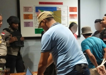 Grebek Judi Sabung Ayam, Tiga Pelaku Diamankan, Belasan Ayam Jago Disita Polsekta Muara Tami