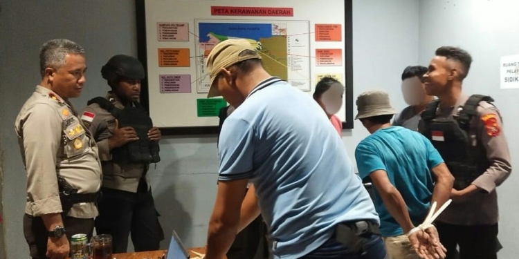 Grebek Judi Sabung Ayam, Tiga Pelaku Diamankan, Belasan Ayam Jago Disita Polsekta Muara Tami