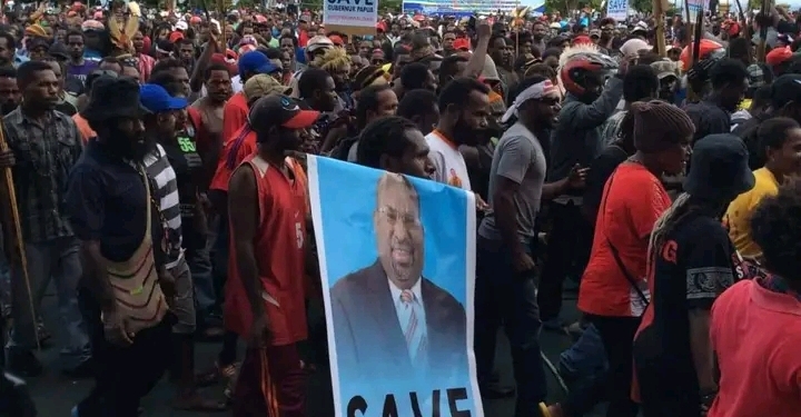 Masa Simpatisan Gubernur Papua Seruduk Mako Brimob Polda Papua