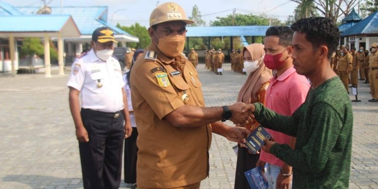 Pimpin Apel Gabungan, Bupati Piter Gusbager Serahkan SIM dan KIR Gratis