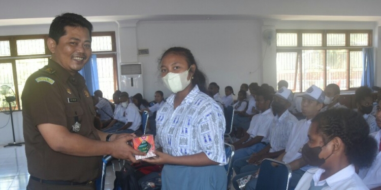 Berikan Hukum Sejak Dini, Kejati Papua Galahkan Program Jaksa “Masuk Sekolah”