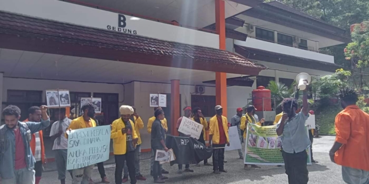 Tak Diizinkan Longmarch Puluhan Mahasiswa Tertahan Digapura Uncen