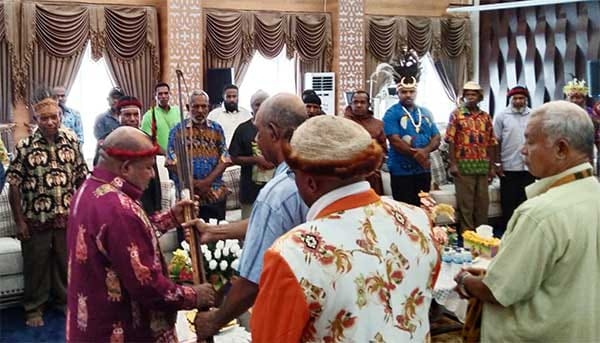 DAP Kukuhkan LE Kepala Suku Besar Papua