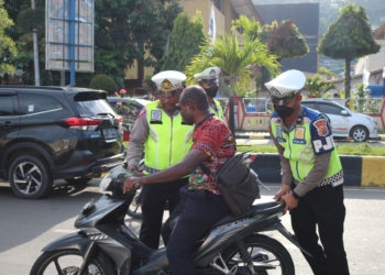 OPS  Zebra 2022, Ada Pengendara Motor Kena Tilang Enggan Gunakan Helm Standar