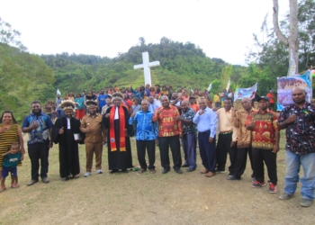 Wakil Bupati Yahukimo Resmikan Tugu Salib Jemaat GKI Imanuel Yanggali