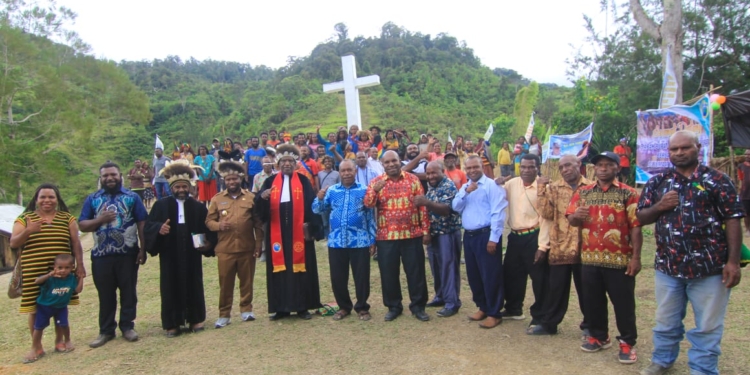 Wakil Bupati Yahukimo Resmikan Tugu Salib Jemaat GKI Imanuel Yanggali