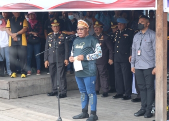 Wamendagri Bersama TNI-Polri Kibarkan Bendera di Perairan Bawah Laut Jayapura