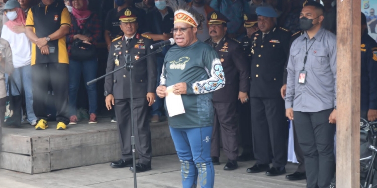 Wamendagri Bersama TNI-Polri Kibarkan Bendera di Perairan Bawah Laut Jayapura