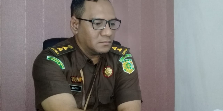 Kejari Jayapura Tahan Dua Tersangka Korupsi Pembangunan Jalan Trimuris Kasonaweja