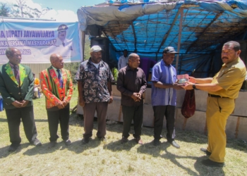 Kedistrik Ibele, Bupati Serahkan Bantuan Pembangunan Kantor Klasis GKIP