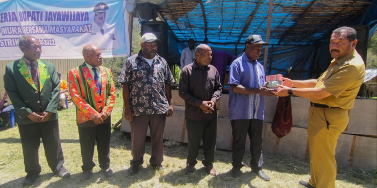 Kedistrik Ibele, Bupati Serahkan Bantuan Pembangunan Kantor Klasis GKIP