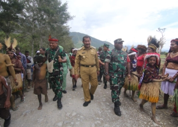 Kunker ke Jayawijaya, Pangdam XVII/Cenderawasih Tanam Ubi Jalar Bersama Masyarakat