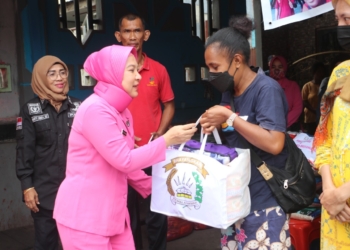 Sambangi Korban Kebakaran Dok IX, Bhayangkari Polda Papua Salurkan Bantuan