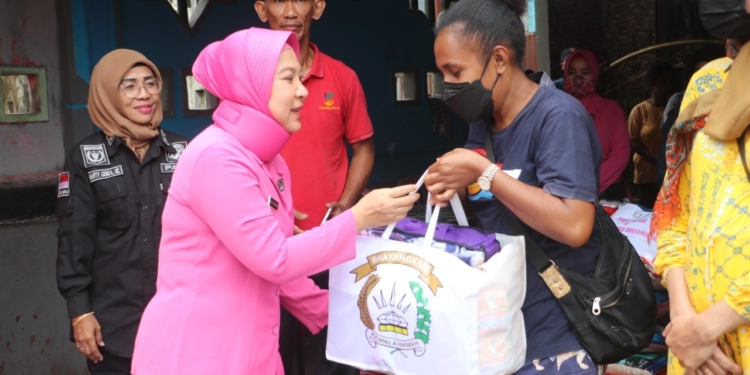 Sambangi Korban Kebakaran Dok IX, Bhayangkari Polda Papua Salurkan Bantuan