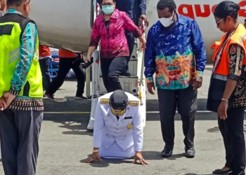 Penjabat Gubernur Papua Tengah Berlutut Ucap Syukur di Bandara Nabire