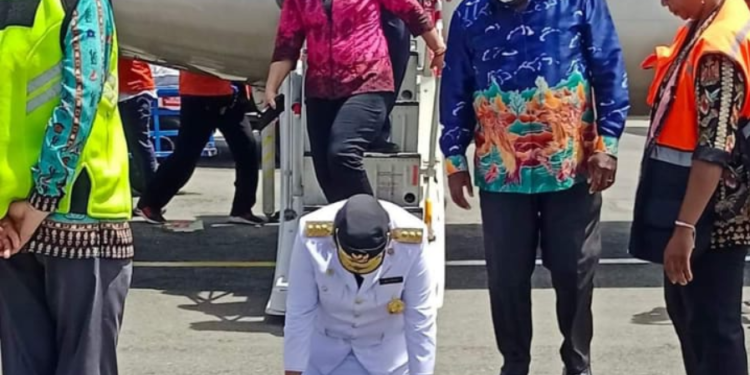 Penjabat Gubernur Papua Tengah Berlutut Ucap Syukur di Bandara Nabire