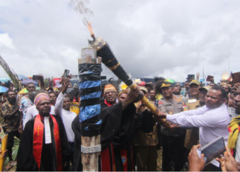 Bupati Yalimo Resmikan Tugu Salib Pada Peringatan Yubelium Pekabaran Injil