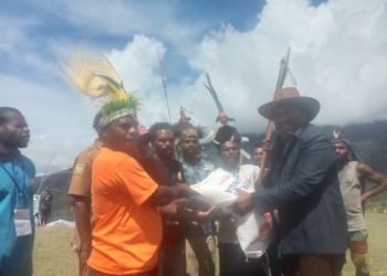 Tim Koboy Papua Pegunungan Salurkan Bantuan Logistik di Kosarek