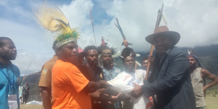 Tim Koboy Papua Pegunungan Salurkan Bantuan Logistik di Kosarek
