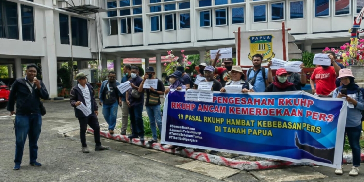 Puluhan Wartawan di Papua Demo ke DPRP Tolak Pengesahan RKUHP
