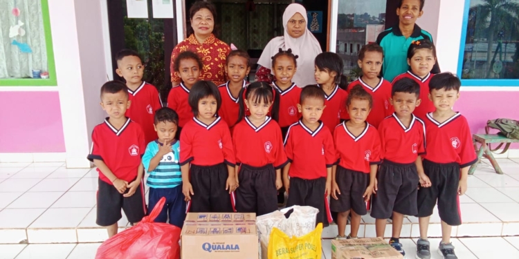 Guru dan Siswa TK Bhumi Bahkti ATR BPN Berbagi Kasih ke Panti Asuhan AMM