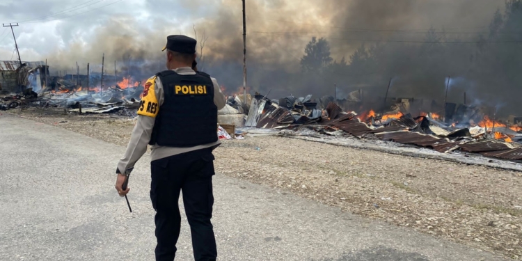 Sejumlah Warga Mengamuk, 50 Kios Pasar Wahgete Hangus Terbakar