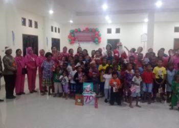 Bertandang ke Dok IX, Ketua Bhayangkari Polresta Jayapura Kota Bagi Bingkisan Natal