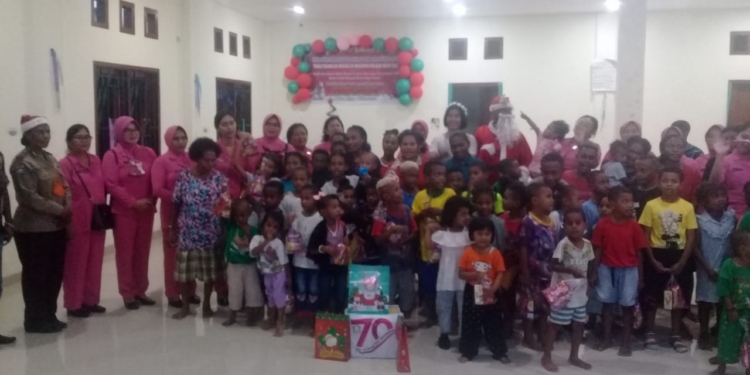 Bertandang ke Dok IX, Ketua Bhayangkari Polresta Jayapura Kota Bagi Bingkisan Natal