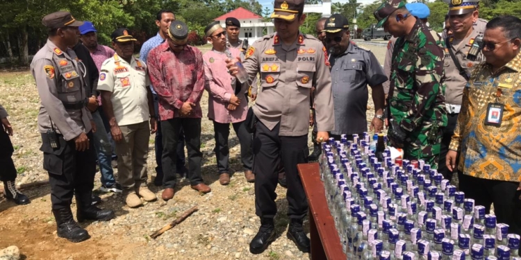 Polres Yahukimo Musnahkan Ratusan Botol Miras Hasil Operasi Cipta Kondisi