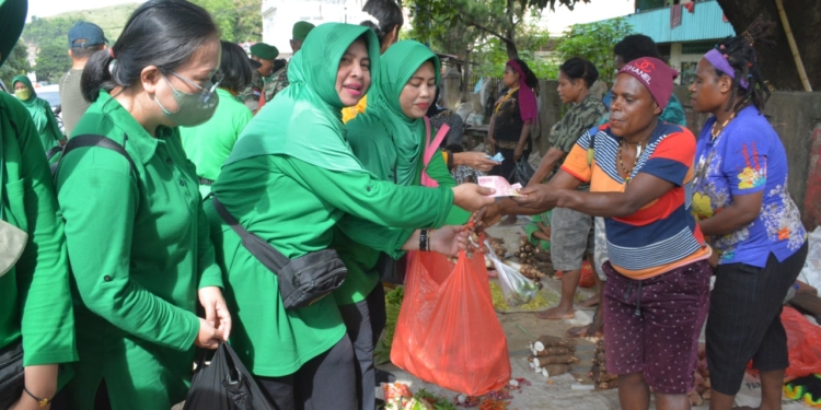 Istri Prajurit TNI Tiga Mantra “Seruduk” Pasar,  Mama-mama Papua Ketiban Rezeki