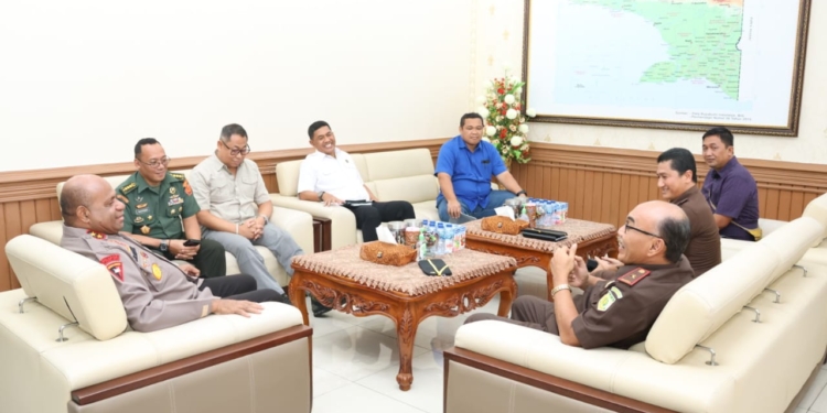 Perkuat Kebersamaan, Kajati Papua Sambangi Polda Papua