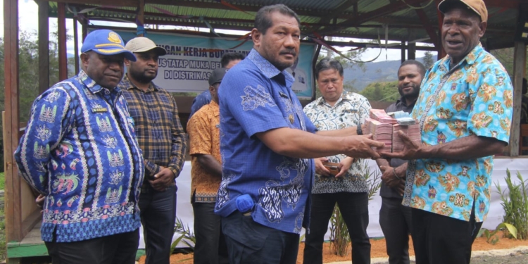Bupati Jayawijaya Bersama DPRD Salurkan Dana Keagamaan