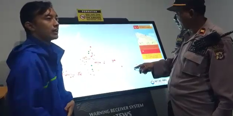 BREKING NEWS : Gempa 5,2 SR Guncang Kota Jayapura, Air Laut Surut, Warga Mengungsi Ketempat Lebih Tinggi