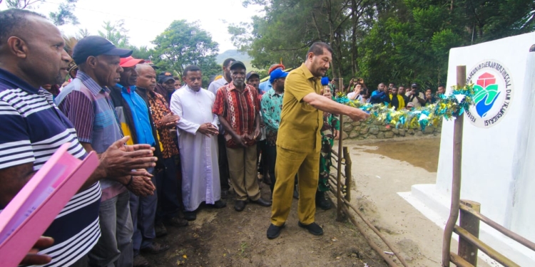 Bupati Jayawijaya Resmikan Pembangunan Infrastruktur Dasar Kampung Assotapo